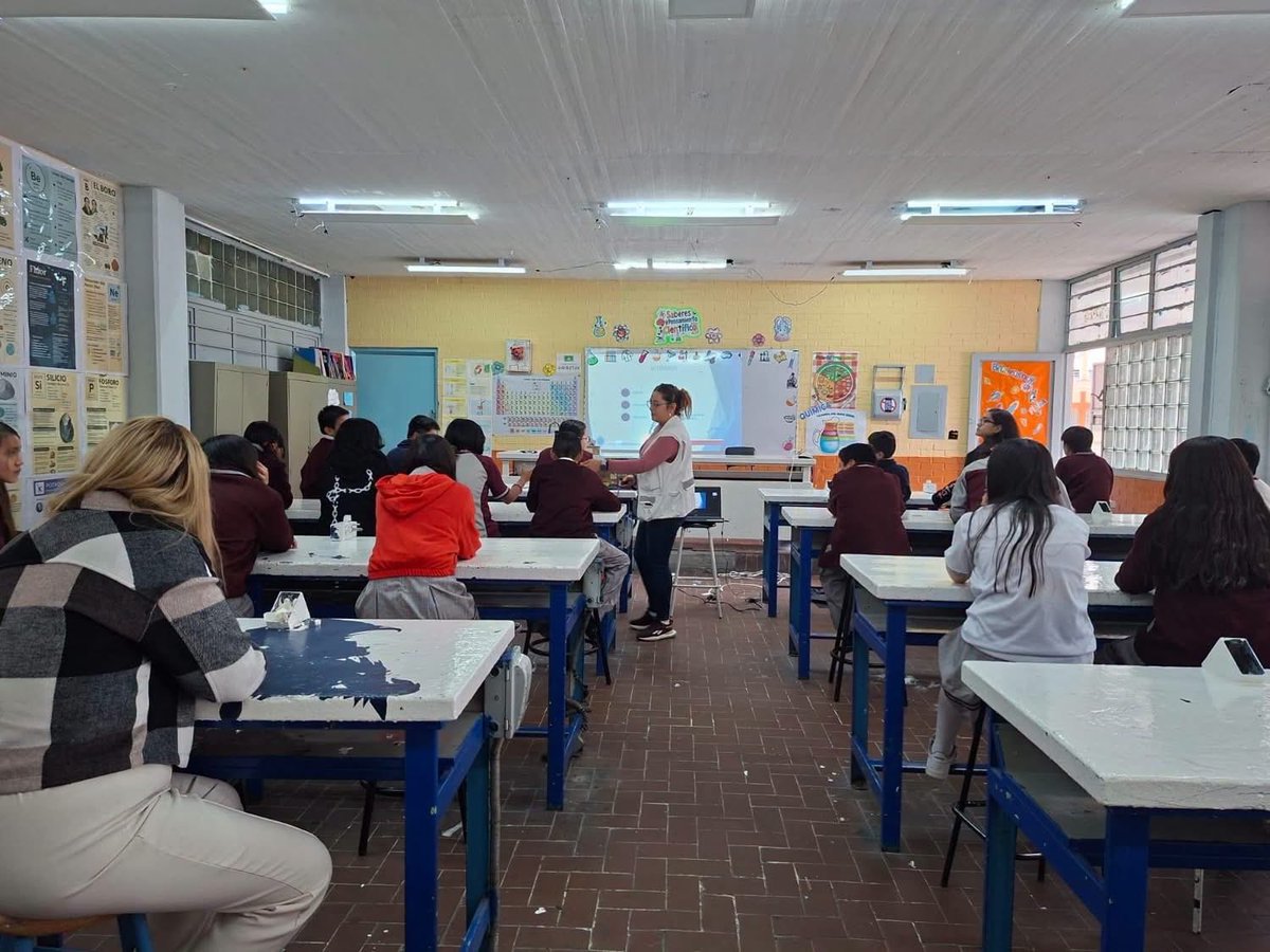 evelyn_parraA's tweet photo. 🕊️🤝 En la Secundaria No. 70 “Mahatma Mohandas Gandhi” promovemos la resolución no violenta de conflictos, brindando herramientas para dialogar, escuchar y construir una cultura de paz. 💜✨

#VCarranza #DerechosHumanos #CulturaDePaz #VCContigo https://t.co/CxG6yRiWru