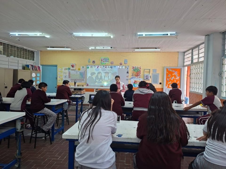 evelyn_parraA's tweet photo. 🕊️🤝 En la Secundaria No. 70 “Mahatma Mohandas Gandhi” promovemos la resolución no violenta de conflictos, brindando herramientas para dialogar, escuchar y construir una cultura de paz. 💜✨

#VCarranza #DerechosHumanos #CulturaDePaz #VCContigo https://t.co/CxG6yRiWru