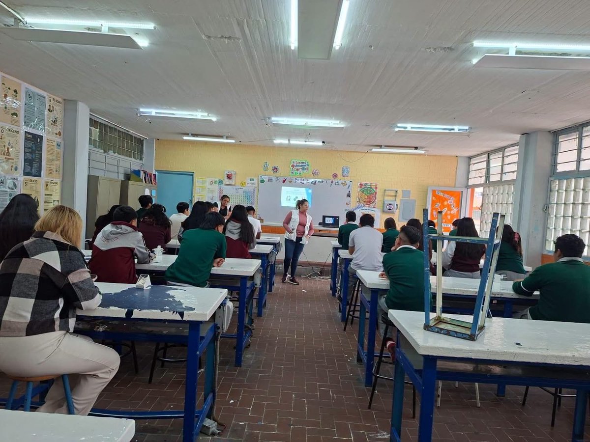 evelyn_parraA's tweet photo. 🕊️🤝 En la Secundaria No. 70 “Mahatma Mohandas Gandhi” promovemos la resolución no violenta de conflictos, brindando herramientas para dialogar, escuchar y construir una cultura de paz. 💜✨

#VCarranza #DerechosHumanos #CulturaDePaz #VCContigo https://t.co/CxG6yRiWru
