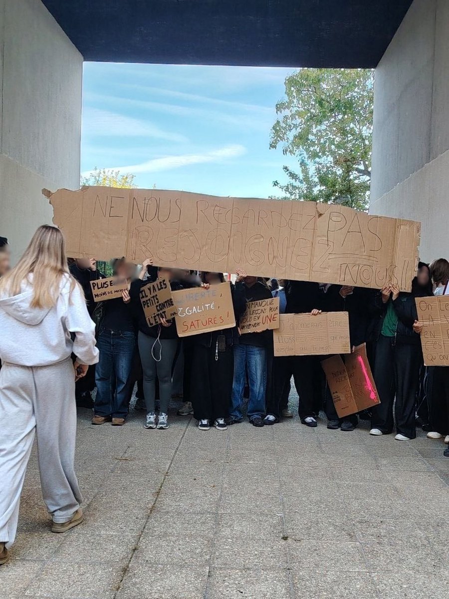 Portes_Thomas's tweet photo. « Les garçons n’ont plus de toilettes depuis un an. »

« Nous avons plus d’élèves que de chaises. »

« Parfois, plusieurs classes ont la même salle à la même heure, donc des cours sont annulés. »

« Il y a un trou dans la cour avec de l’amiante et aucuns travaux n’ont été réalisés. » 

Échanges à Noisy-le-Grand avec les lycéens de Flora Tristan. 

Loin des caricatures gouvernementales, les revendications des lycéens sont légitimes ! 

Soutien à eux.