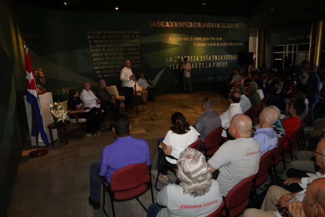 PartidoPCC's tweet photo. Este 6 de octubre, el Primer Secretario del Comité Central del Partido y Presidente de la República de #Cuba, @DiazCanelB, intercambió con familiares de las víctimas de actos terroristas contra la nación caribeña.

Con la presencia de los miembros del Buró Político @MMarreroCruz , @DrRobertoMOjeda y @BrunoRguezP —Primer Ministro, Secretario de Organización y Ministro de Relaciones Exteriores, respectivamente— la cita devino en un acto de reafirmación de nuestra memoria histórica, esa que el pueblo cubano debe defender frente a los intentos de exterminarla.

También fue un momento para exigir la exclusión de Cuba de la lista de países que patrocinan el terrorismo y para condenar el bloqueo genocida, considerado un acto de terrorismo contra todo un pueblo.

En la cita participaron además jóvenes deportistas. A ellos, el mandatario cubano les pidió que en cada entrenamiento y en cada victoria recuerden a aquellos jóvenes atletas que se vistieron de gloria y cuya vida fue arrancada en un acto de rencor y odio, que provocó la explosión en pleno vuelo de un avión de Cubana en las costas de Barbados.

#NiMuertosNiOlvidados