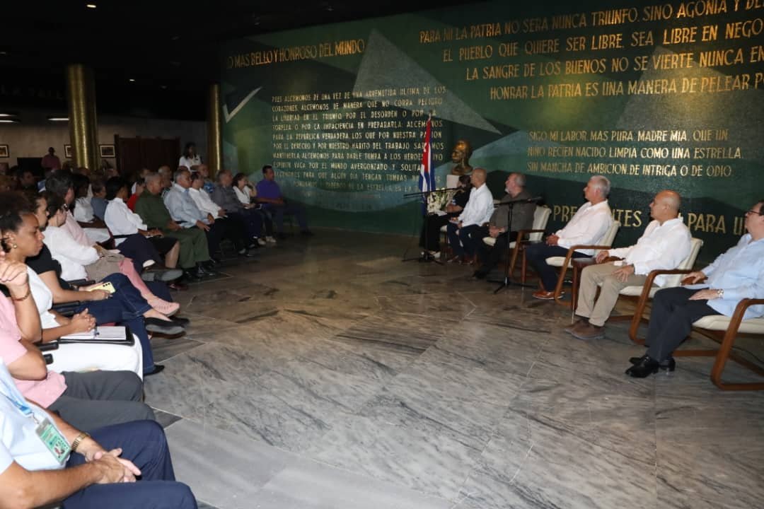 PartidoPCC's tweet photo. Este 6 de octubre, el Primer Secretario del Comité Central del Partido y Presidente de la República de #Cuba, @DiazCanelB, intercambió con familiares de las víctimas de actos terroristas contra la nación caribeña.

Con la presencia de los miembros del Buró Político @MMarreroCruz , @DrRobertoMOjeda y @BrunoRguezP —Primer Ministro, Secretario de Organización y Ministro de Relaciones Exteriores, respectivamente— la cita devino en un acto de reafirmación de nuestra memoria histórica, esa que el pueblo cubano debe defender frente a los intentos de exterminarla.

También fue un momento para exigir la exclusión de Cuba de la lista de países que patrocinan el terrorismo y para condenar el bloqueo genocida, considerado un acto de terrorismo contra todo un pueblo.

En la cita participaron además jóvenes deportistas. A ellos, el mandatario cubano les pidió que en cada entrenamiento y en cada victoria recuerden a aquellos jóvenes atletas que se vistieron de gloria y cuya vida fue arrancada en un acto de rencor y odio, que provocó la explosión en pleno vuelo de un avión de Cubana en las costas de Barbados.

#NiMuertosNiOlvidados