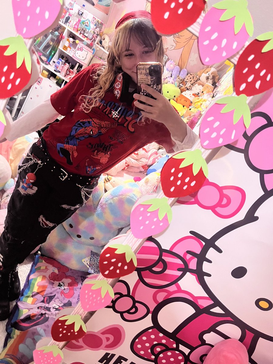 MangoAft3rHours's tweet photo. I’m so normal about my hyperfixations guys I promise #spiderman #marvel #ootd #outfitoftheday #red https://t.co/KaZ44XH9KN
