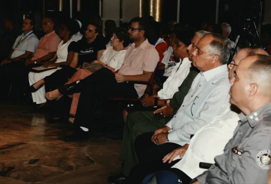 PartidoPCC's tweet photo. Este 6 de octubre, el Primer Secretario del Comité Central del Partido y Presidente de la República de #Cuba, @DiazCanelB, intercambió con familiares de las víctimas de actos terroristas contra la nación caribeña.

Con la presencia de los miembros del Buró Político @MMarreroCruz , @DrRobertoMOjeda y @BrunoRguezP —Primer Ministro, Secretario de Organización y Ministro de Relaciones Exteriores, respectivamente— la cita devino en un acto de reafirmación de nuestra memoria histórica, esa que el pueblo cubano debe defender frente a los intentos de exterminarla.

También fue un momento para exigir la exclusión de Cuba de la lista de países que patrocinan el terrorismo y para condenar el bloqueo genocida, considerado un acto de terrorismo contra todo un pueblo.

En la cita participaron además jóvenes deportistas. A ellos, el mandatario cubano les pidió que en cada entrenamiento y en cada victoria recuerden a aquellos jóvenes atletas que se vistieron de gloria y cuya vida fue arrancada en un acto de rencor y odio, que provocó la explosión en pleno vuelo de un avión de Cubana en las costas de Barbados.

#NiMuertosNiOlvidados