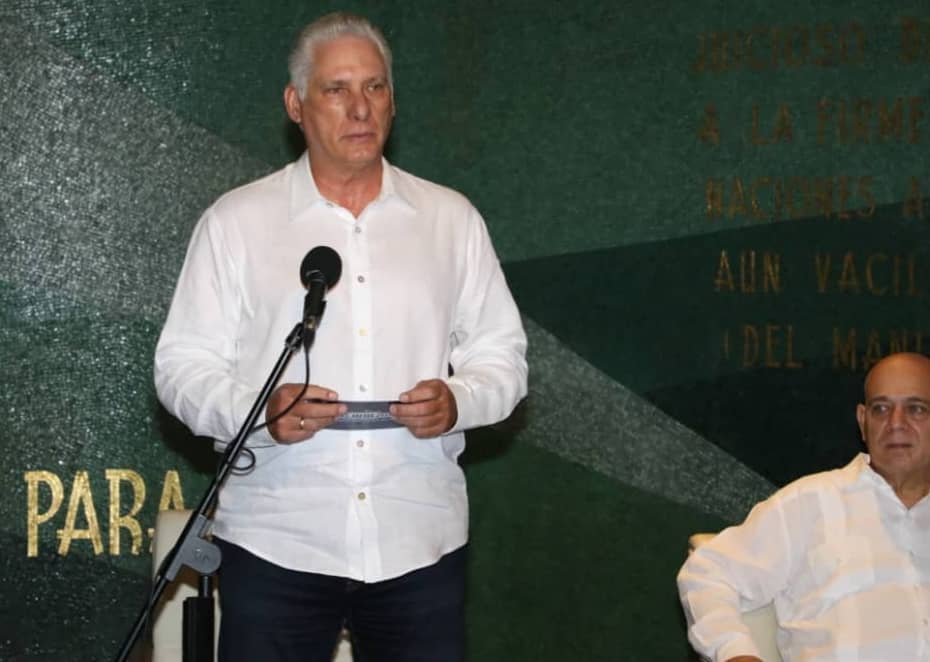 PartidoPCC's tweet photo. Este 6 de octubre, el Primer Secretario del Comité Central del Partido y Presidente de la República de #Cuba, @DiazCanelB, intercambió con familiares de las víctimas de actos terroristas contra la nación caribeña.

Con la presencia de los miembros del Buró Político @MMarreroCruz , @DrRobertoMOjeda y @BrunoRguezP —Primer Ministro, Secretario de Organización y Ministro de Relaciones Exteriores, respectivamente— la cita devino en un acto de reafirmación de nuestra memoria histórica, esa que el pueblo cubano debe defender frente a los intentos de exterminarla.

También fue un momento para exigir la exclusión de Cuba de la lista de países que patrocinan el terrorismo y para condenar el bloqueo genocida, considerado un acto de terrorismo contra todo un pueblo.

En la cita participaron además jóvenes deportistas. A ellos, el mandatario cubano les pidió que en cada entrenamiento y en cada victoria recuerden a aquellos jóvenes atletas que se vistieron de gloria y cuya vida fue arrancada en un acto de rencor y odio, que provocó la explosión en pleno vuelo de un avión de Cubana en las costas de Barbados.

#NiMuertosNiOlvidados