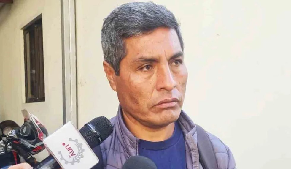 teleSURtv's tweet photo. 🚨 Bolivia: detienen al dirigente campesino Nelson Virreyra, figura clave del ala evista en Cochabamba. 

#Bolivia #teleSUR #6Oct https://t.co/PHv0IMnE9Q