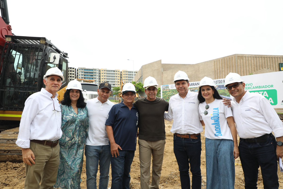 AlejandroChar's tweet photo. ¡Puerta Dorada tendrá su propio intercambiador vial! 👏🏻

Hoy colocamos la primera piedra de esta megaobra que mejorará la entrada y salida de Puerta Dorada y beneficiará a miles de familias de 7 de Abril, 20 de Julio, Santa María, Villa San Carlos y toda la comunidad metropolitana.

Además de mejorar la movilidad, contará con un puente peatonal para que nuestra gente pueda transitar de manera segura.

Será el resultado del trabajo público-privado por nuestra gente. Una alianza con Marval para seguir acompañando el crecimiento de este sector.

Este intercambiador se suma a las grandes obras viales que estamos construyendo sobre la Circunvalar, a la altura de Alameda del Río y con el nuevo deprimido de Caribe Verde, para seguir conectando a Barranquilla.

¡Vamos a cambiarle la vida a este sector! Hoy empieza una nueva Puerta Dorada.