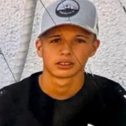 portalmvd's tweet photo. BUSCAN A AGUSTÍN CUELLO, CONDENADO POR EL HOMICIDIO DEL POLICÍA JOEL RODRÍGUEZ

Agustín Cuello, de 20 años, se fugó de un centro del Inisa en Jardines del Hipódromo. Había sido condenado por el homicidio del policía Joel Rodríguez durante una rapiña para robarle la moto en Punta Gorda.

Cuello integraba una organización de La Cruz de Carrasco y había cometido al menos dos homicidios cuando era menor. Ya se había fugado en 2025 y, durante su estadía en el Inisa, amenazó de muerte a funcionarios y mantuvo conductas violentas.

(+) en Montevideo Portal: https://t.co/5CKZt7Rs5T

Foto: redes sociales