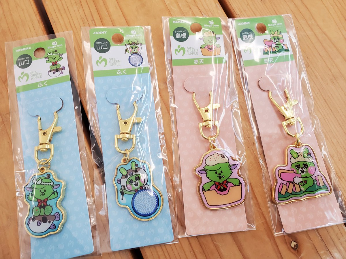 green104apple's tweet photo. 途中広島空港に寄ってメメルジャミーの山口·島根チャームゲット！
遠方の車での移動民にとって、現地で朝の待機で整理券配布のお店で購入するのほぼ無理だけど、ANA FESTAの時間帯別でネット予約できるのありがたい🥺✨
広島と鳥取ラクダも欲しかったけど残念🤣🍁🐪
いっぱい楽しめた🎵
#MrsGREENAPPLE https://t.co/doyHhZ8B46