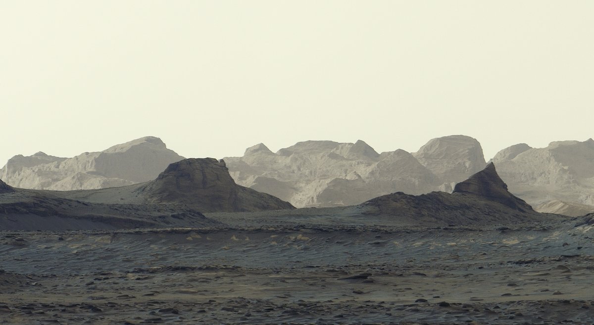 NASA's tweet photo. The Sun is always rising somewhere. 🌄

On the 4,982nd Martian day of its mission, our Curiosity rover captured this photo of dawn breaking over distant yardangs, jagged land formations carved by wind. https://t.co/OnNbMY921o https://t.co/toVcCJruDl