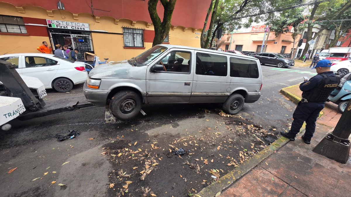 BlindarMH's tweet photo. 🚨🛻 En #BlindarMH🛡 continuamos trabajando en la recuperación y ordenamiento de los espacios públicos de @AlcaldiaMHmx.

📍En la colonia Escandón, personal de #BlindarMH🛡 llevó a cabo el retiro de 2 vehículos en estado de abandono, liberando la vía pública y mejorando las condiciones del entorno.

🚔 Con estas acciones contribuimos a recuperar espacios para la comunidad, favorecer la movilidad y fortalecer la seguridad de vecinas y vecinos.

🔄 Seguimos atendiendo reportes ciudadanos para mantener calles más seguras, ordenadas y transitables.
@mauriciotabe
@GomezZalce