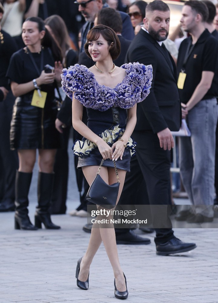PopMedia_1's tweet photo. Lisa is currently the #1 trending artist worldwide with over 300,000 post on X after appearing at the Louis Vuitton show in Paris. https://t.co/C2Hm3HvrXL