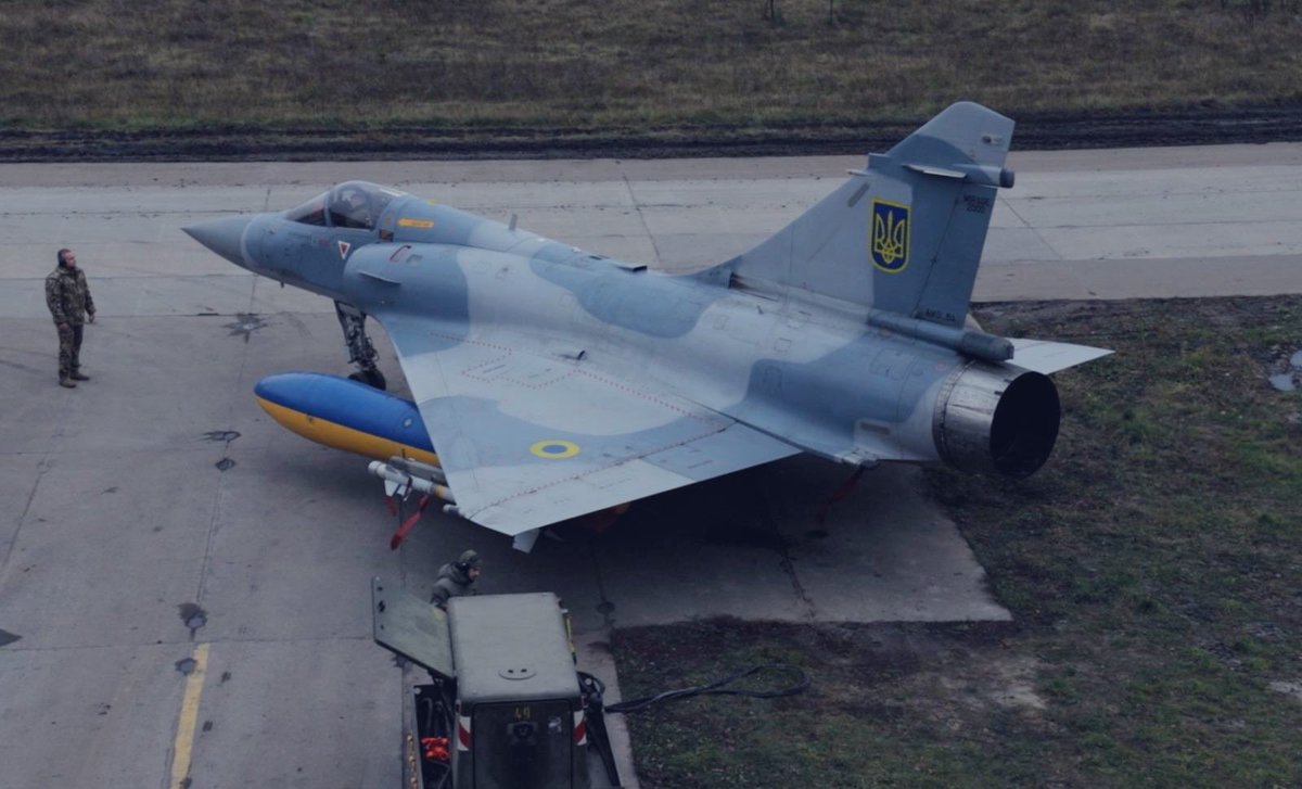 CasetaBosque's tweet photo. Un testimonio bastante interesante.

Le Figaro ha publicado el testimonio de “T-Rex “, que es el piloto ucraniano 🇺🇦 de uno de los cazas de combate Mirage 2000-5 🇫🇷 desplegados en Ucrania 🇺🇦.

Con solo unos pocos aparatos y pilotos formados en Francia 🇫🇷, los Mirage están ahora comprometidos las 24 horas del día en la defensa del cielo ucraniano 🇺🇦, aunque su misión está cambiando.

Hasta 2025, los Mirage 2000-5 🇫🇷 se empleaban en particular para interceptar misiles de crucero rusos 🇷🇺, pero la llegada masiva de los nuevos drones a reacción de Rusia 🇷🇺 ha trastocado todo, ya que estos nuevos drones rusos 🇷🇺 pueden alcanzar hasta 600 km/h, es decir, varias veces la velocidad de los clásicos Shahed 🇷🇺🇮🇷.

Según “T-Rex” 🇺🇦, su escuadrón ya ha logrado derribar cinco drones rusos 🇷🇺 en el curso de un mismo vuelo, algo bastante llamativo.

A pesar de esto, esta nueva misión plantea un enorme problema: el coste y el consumo de munición.

Los Mirage 🇫🇷 disponen de misiles aire-aire MICA, pero también de sus cañones de 30 mm, que permiten destruir ciertos objetivos por un coste considerablemente inferior al de un misil. Además, es importante destacar que Francia 🇫🇷 acaba de suministrar precisamente a Ucrania 🇺🇦 nuevos misiles MICA y más munición de 30 mm.

Pero el ritmo de los combates es colosal: “T-Rex” 🇺🇦 reconoce que en solo dos semanas la mitad de este nuevo paquete de ayuda francés 🇫🇷 ya había sido consumido.

Precisamente por este motivo estoy repitiendo constantemente que es muy importante que Ucrania 🇺🇦 encuentre una herramienta de bajo coste para poder derribar los drones rusos 🇷🇺 a reacción de forma masiva.

La entrevista termina con un emotivo mensaje de T-Rex 🇺🇦:

“Desde mi cabina veo las ciudades, la gente, las centrales eléctricas, la vida del pueblo ucraniano. Veo todo lo que protejo.”