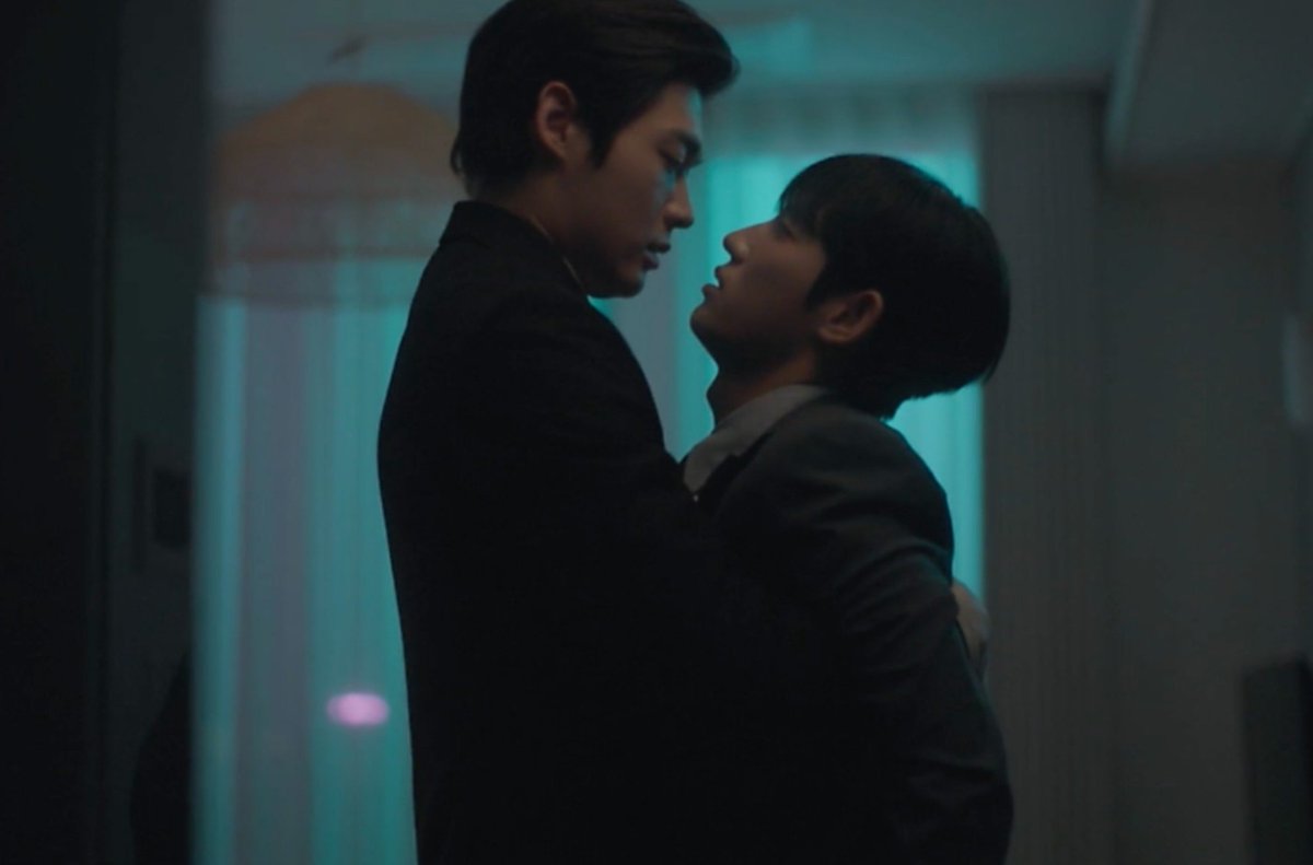 kongkongiii_'s tweet photo. 이날은 윤식 배우가 많이 아팠어요. 마지막 촬영이었는데 정말 독기로 해냈던 것 같아요. 그래서 윤식 배우와 시우 배우에게도 "딱 이것만 찍겠다"고 말하고 필요한 장면만 촬영했어요. 윤식 배우의 표정이 진짜 잡아먹을 것 같잖아요? 사실 아픈 몸을 어떻게든 정신력으로 버티고 있던 표정이에요.

출처 : 봉경희의 작업일지 <검사실의 제안 3,4화 비하인드>