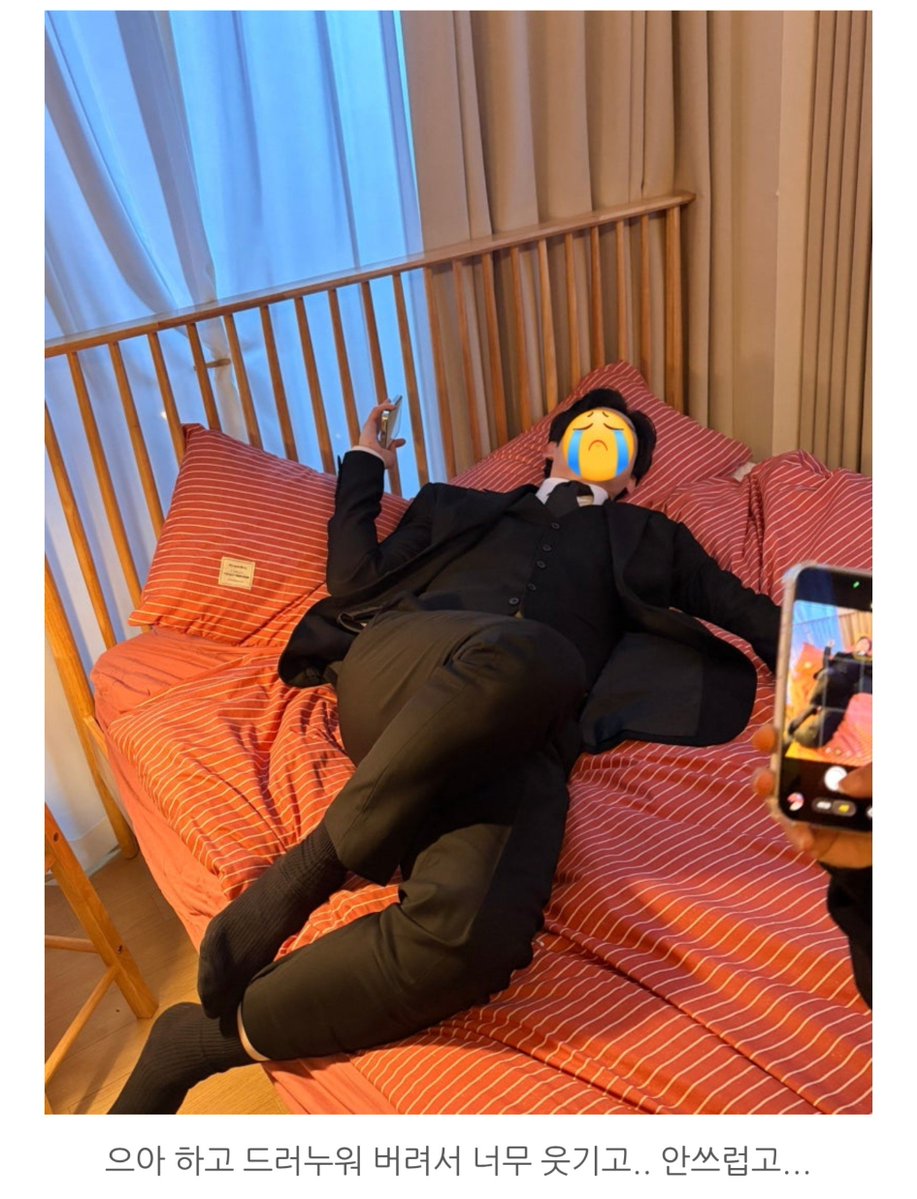 kongkongiii_'s tweet photo. 이날은 윤식 배우가 많이 아팠어요. 마지막 촬영이었는데 정말 독기로 해냈던 것 같아요. 그래서 윤식 배우와 시우 배우에게도 "딱 이것만 찍겠다"고 말하고 필요한 장면만 촬영했어요. 윤식 배우의 표정이 진짜 잡아먹을 것 같잖아요? 사실 아픈 몸을 어떻게든 정신력으로 버티고 있던 표정이에요.

출처 : 봉경희의 작업일지 <검사실의 제안 3,4화 비하인드>
