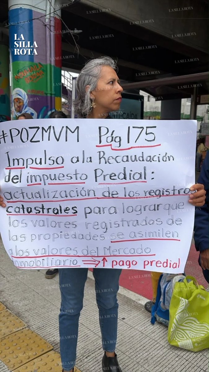 lasillarota's tweet photo. #Metrópoli | Vecinos de la @BJAlcaldia y #Copacos bloquean #CalzadaDeTlalpan a la altura de Eje 7 Sur
Acusan que a consulta pública del POZMVM acudieron “reventadores" y no se les permitió expresar sus inquietudes respecto al proyecto como el alza al predial e impuestos a terrenos baldíos. 

📹: @BiciManager 

AC.