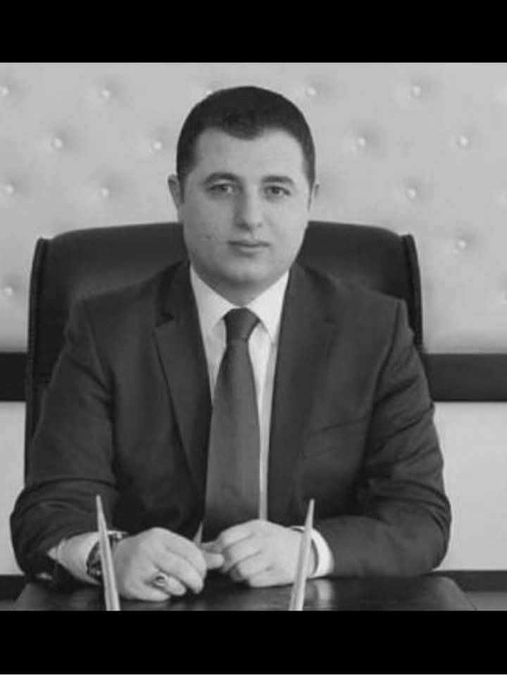 cbjurists's tweet photo. Üç çocuk babası, hâkim Abdunnasır Aslan, 2016 yılının Ağustos ayında, darbe girişiminin ardından çıkarılan bir OHAL KHK'sı ile görevinden ihraç edildi.
Uzun süre hukuka aykırı şekilde özgürlüğünden mahrum bırakılan Aslan, insanlık dışı cezaevi koşullarının yol açtığı sağlık https://t.co/Kz69LLRAgI