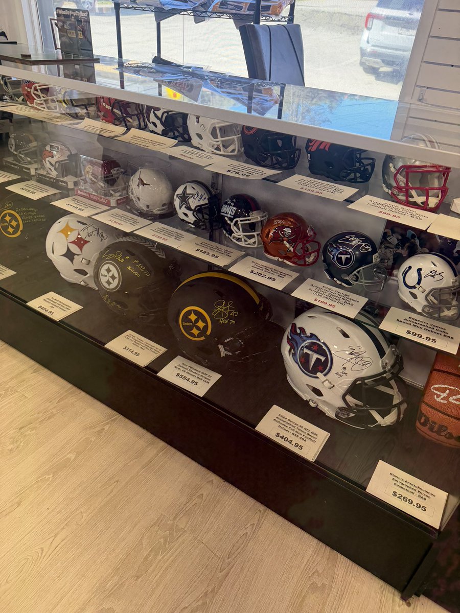 JustinMacuga's tweet photo. Great card shop if you’re in #Pittsburgh area.  @SCCTradingCards.  Good pricing, knowledgeable staff.  For novice and expert.  Events, etc.  https://t.co/ApPXTyG7XS. https://t.co/9xXlWpkarS