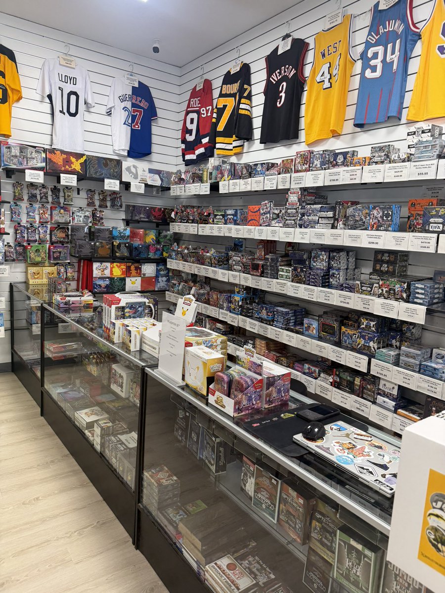 JustinMacuga's tweet photo. Great card shop if you’re in #Pittsburgh area.  @SCCTradingCards.  Good pricing, knowledgeable staff.  For novice and expert.  Events, etc.  https://t.co/ApPXTyG7XS. https://t.co/9xXlWpkarS