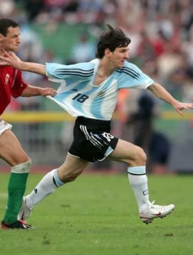 LeoAstral_'s tweet photo. Messi se retira de la selección argentina.
Plutón está encima de su Ascendente en Acuario. No es un retiro cualquiera: se muere la identidad pública que cargó el sueño de un país entero. 
Su Sol en Cáncer casa 6 ya dio todo lo que tenía que dar al país canceriano que lo vió nacer.
