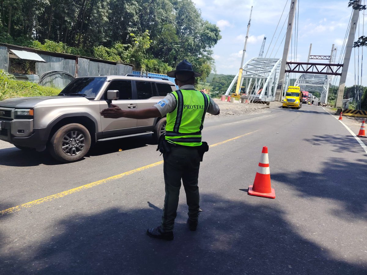 ProvialOficial's tweet photo. Brigadas de Provial del @CIV_Guatemala brindan seguridad vial debido a trabajos que realiza Covial sobre el puente Nahualate en el km 136.7 de la ruta CA-2 Occidente, en jurisdicción de Nahualate, Suchitepéquez. Se alterna el paso de vehículos. 

¡Precaución!
#Cumplimos https://t.co/BNJL8AYi58