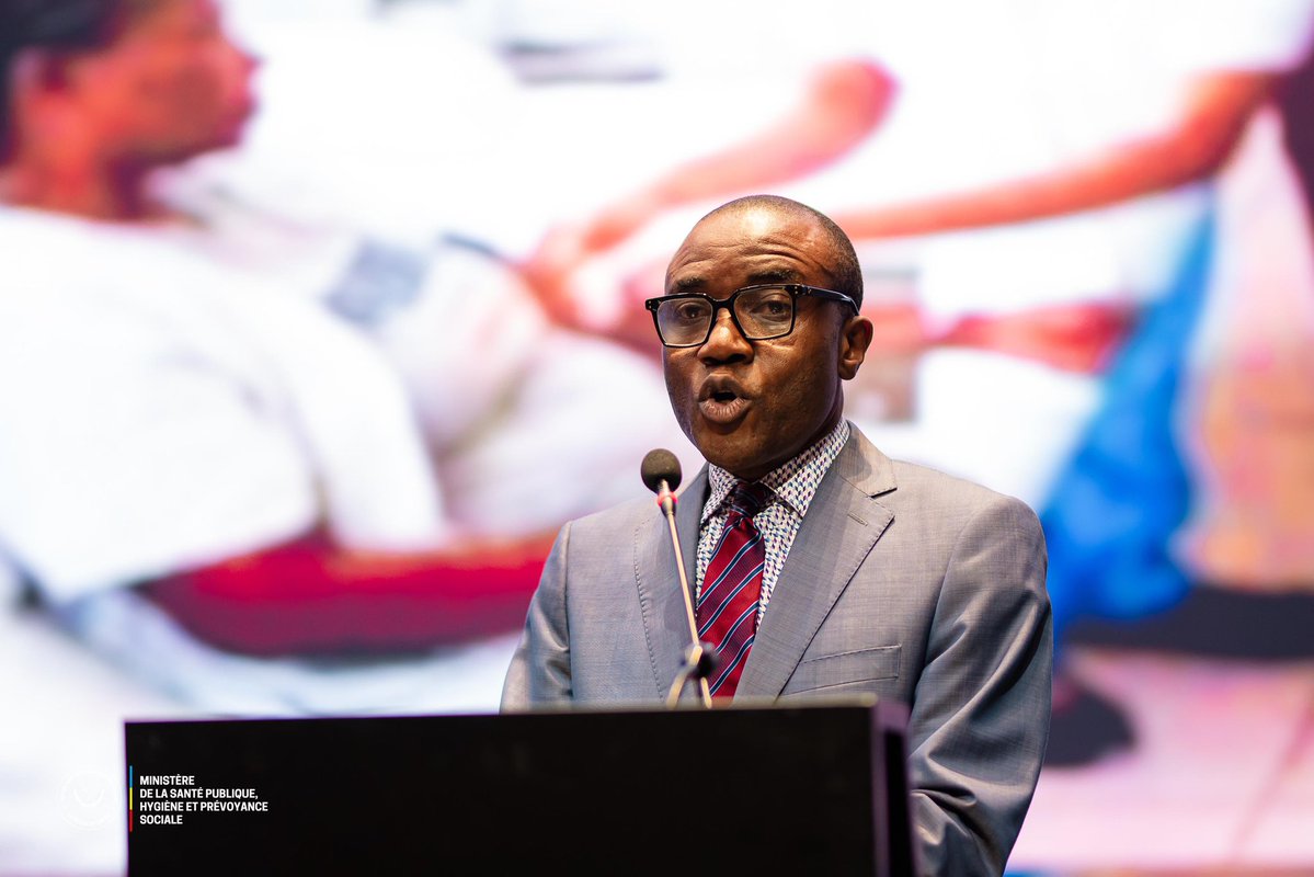 MinSanteRDC's tweet photo. Les travaux de consultation et de sensibilisation sur la mise en œuvre de l’Assurance Maladie Obligatoire (AMO) ont été officiellement lancés ce mardi 6 octobre à Kinshasa, au cours d’une cérémonie présidée par le Vice-Premier Ministre en charge de la Fonction publique, représentant la Première Ministre, aux côtés du Ministre de la Santé publique, Hygiène et Prévoyance sociale, Dr Samuel Roger Kamba. La rencontre a également été marquée par les interventions de la représentante de l’OMS sur les enjeux de la Couverture Santé Universelle et du Directeur général du Fonds de solidarité de santé sur le rôle de cette structure dans la mise en œuvre de l’AMO.

Prenant la parole, le Ministre de la Santé a rappelé la vision du Président de la République, Félix-Antoine Tshisekedi Tshilombo, de bâtir un système de santé fondé sur la solidarité et l’équité. La refondation engagée vise notamment à renforcer le financement de la santé, l’accès aux soins, la protection financière des ménages, la disponibilité des médicaments, la digitalisation et la régulation du secteur, afin de réduire le poids des dépenses de santé sur les familles.

L’extension progressive de l’AMO, notamment aux fonctionnaires et aux travailleurs de l’économie informelle, doit permettre d’élargir cette solidarité à davantage de Congolais. À travers ces travaux, l’objectif est de mobiliser l’ensemble des parties prenantes autour de la construction d’un système de santé plus accessible, où la maladie ne contraint pas les familles à choisir entre se soigner et préserver leurs ressources.