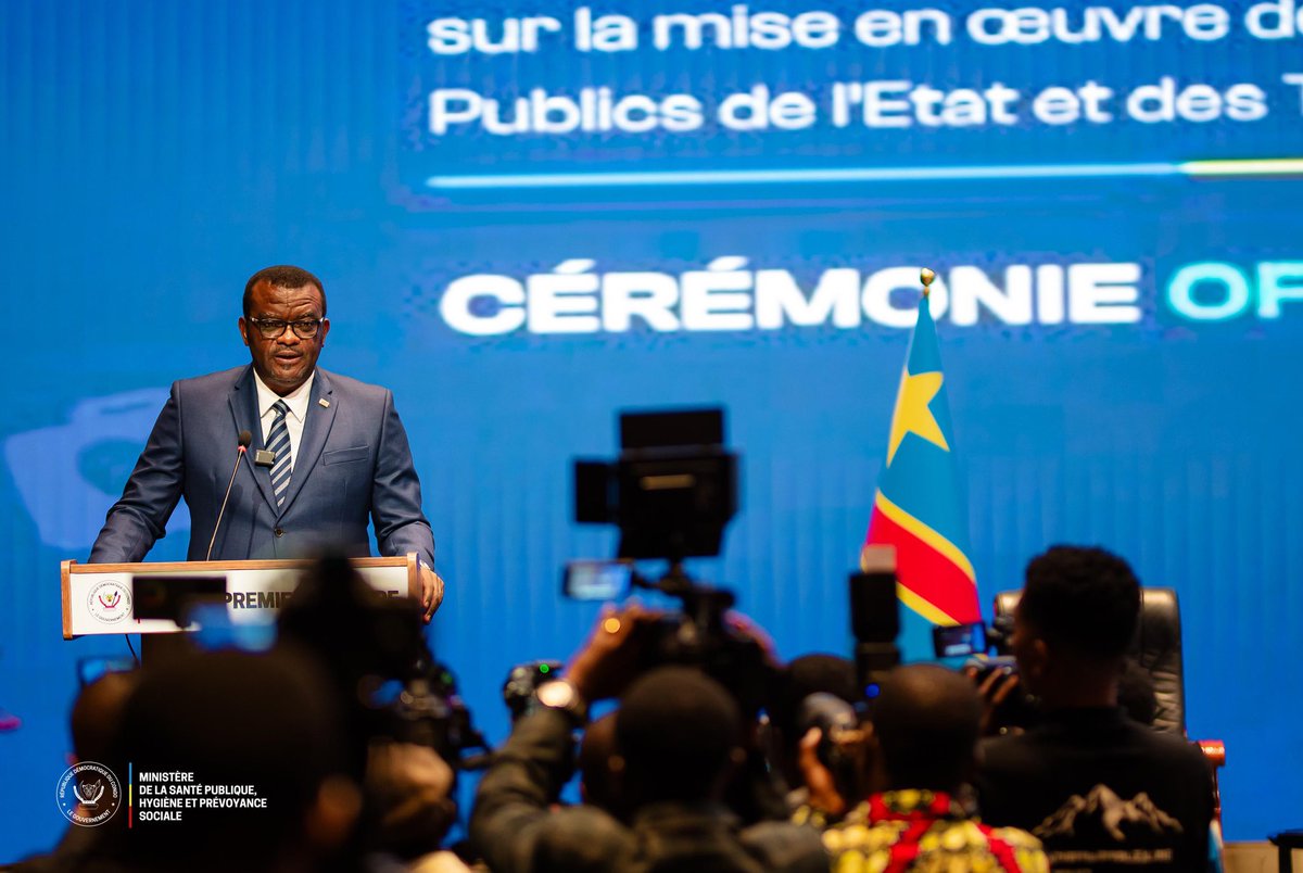 MinSanteRDC's tweet photo. Les travaux de consultation et de sensibilisation sur la mise en œuvre de l’Assurance Maladie Obligatoire (AMO) ont été officiellement lancés ce mardi 6 octobre à Kinshasa, au cours d’une cérémonie présidée par le Vice-Premier Ministre en charge de la Fonction publique, représentant la Première Ministre, aux côtés du Ministre de la Santé publique, Hygiène et Prévoyance sociale, Dr Samuel Roger Kamba. La rencontre a également été marquée par les interventions de la représentante de l’OMS sur les enjeux de la Couverture Santé Universelle et du Directeur général du Fonds de solidarité de santé sur le rôle de cette structure dans la mise en œuvre de l’AMO.

Prenant la parole, le Ministre de la Santé a rappelé la vision du Président de la République, Félix-Antoine Tshisekedi Tshilombo, de bâtir un système de santé fondé sur la solidarité et l’équité. La refondation engagée vise notamment à renforcer le financement de la santé, l’accès aux soins, la protection financière des ménages, la disponibilité des médicaments, la digitalisation et la régulation du secteur, afin de réduire le poids des dépenses de santé sur les familles.

L’extension progressive de l’AMO, notamment aux fonctionnaires et aux travailleurs de l’économie informelle, doit permettre d’élargir cette solidarité à davantage de Congolais. À travers ces travaux, l’objectif est de mobiliser l’ensemble des parties prenantes autour de la construction d’un système de santé plus accessible, où la maladie ne contraint pas les familles à choisir entre se soigner et préserver leurs ressources.