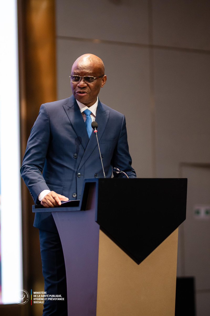 MinSanteRDC's tweet photo. Les travaux de consultation et de sensibilisation sur la mise en œuvre de l’Assurance Maladie Obligatoire (AMO) ont été officiellement lancés ce mardi 6 octobre à Kinshasa, au cours d’une cérémonie présidée par le Vice-Premier Ministre en charge de la Fonction publique, représentant la Première Ministre, aux côtés du Ministre de la Santé publique, Hygiène et Prévoyance sociale, Dr Samuel Roger Kamba. La rencontre a également été marquée par les interventions de la représentante de l’OMS sur les enjeux de la Couverture Santé Universelle et du Directeur général du Fonds de solidarité de santé sur le rôle de cette structure dans la mise en œuvre de l’AMO.

Prenant la parole, le Ministre de la Santé a rappelé la vision du Président de la République, Félix-Antoine Tshisekedi Tshilombo, de bâtir un système de santé fondé sur la solidarité et l’équité. La refondation engagée vise notamment à renforcer le financement de la santé, l’accès aux soins, la protection financière des ménages, la disponibilité des médicaments, la digitalisation et la régulation du secteur, afin de réduire le poids des dépenses de santé sur les familles.

L’extension progressive de l’AMO, notamment aux fonctionnaires et aux travailleurs de l’économie informelle, doit permettre d’élargir cette solidarité à davantage de Congolais. À travers ces travaux, l’objectif est de mobiliser l’ensemble des parties prenantes autour de la construction d’un système de santé plus accessible, où la maladie ne contraint pas les familles à choisir entre se soigner et préserver leurs ressources.