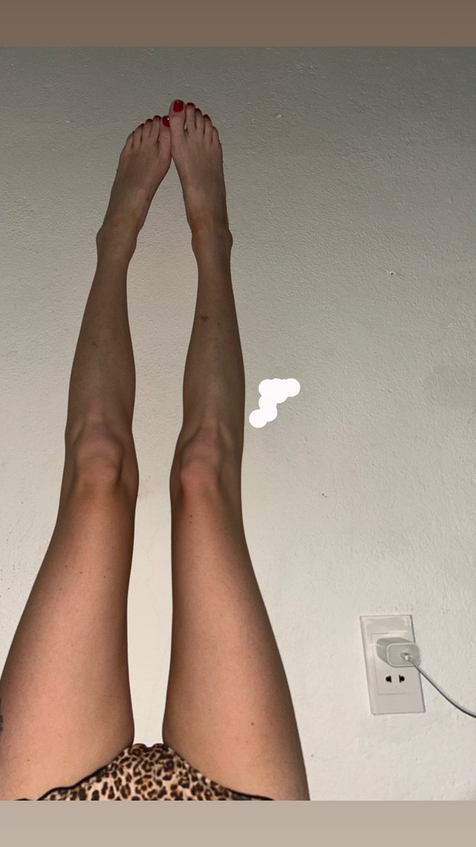 lifeofbeccax's tweet photo. Hitting this pose on the wall every night before bed is a non negotiable for me https://t.co/xotoeS26Gz