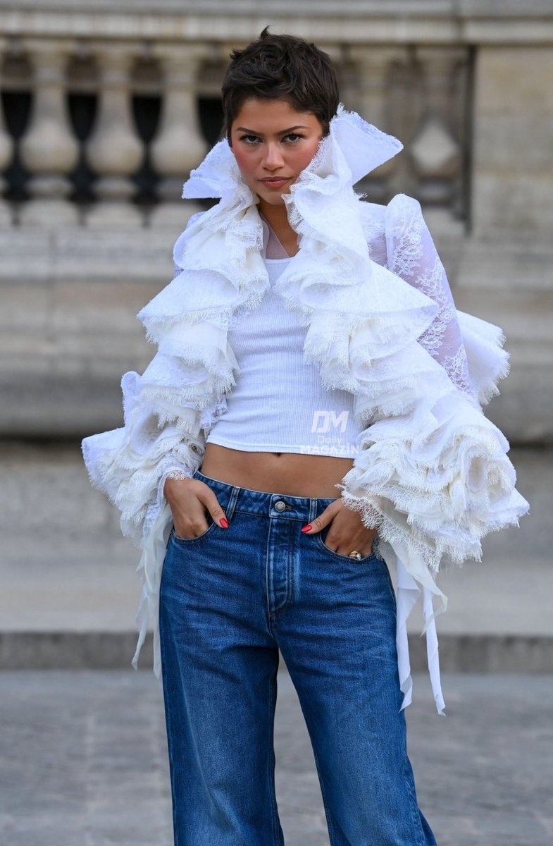 daily_magazin's tweet photo. Zendaya, Paris Moda Haftası’ndaki Louis Vuitton defilesine beyaz fırfırlı üstü ve jean kombiniyle damga vurdu. https://t.co/CpiydrW7k5