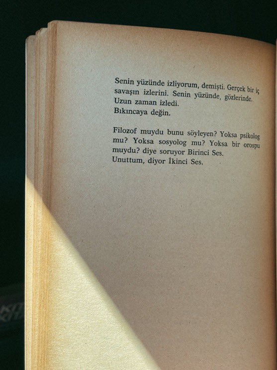 i_r_e_mmm's tweet photo. Senin yüzünde izliyorum demişti. Gerçek bir iç savaşın izlerini. Senin yüzünde, gözlerinde.

ferit edgü https://t.co/zDIT3YfVBn