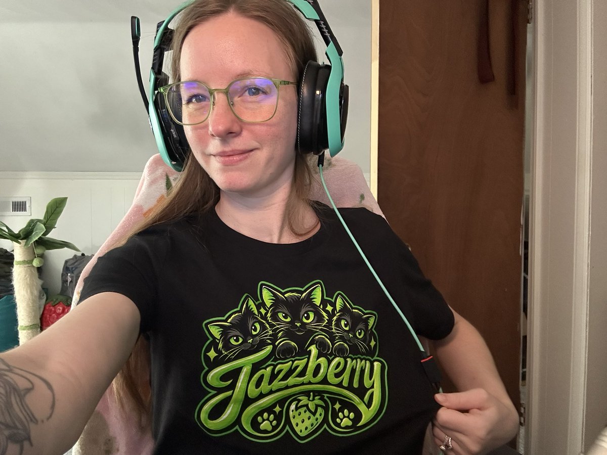 JazzberryJG's tweet photo. Live playing Hunt with the ladies! New shirt is live on https://t.co/9pVM33P2QR 💚 @Akquire 

https://t.co/C49kwI8hZc https://t.co/pjY1kzoyRi