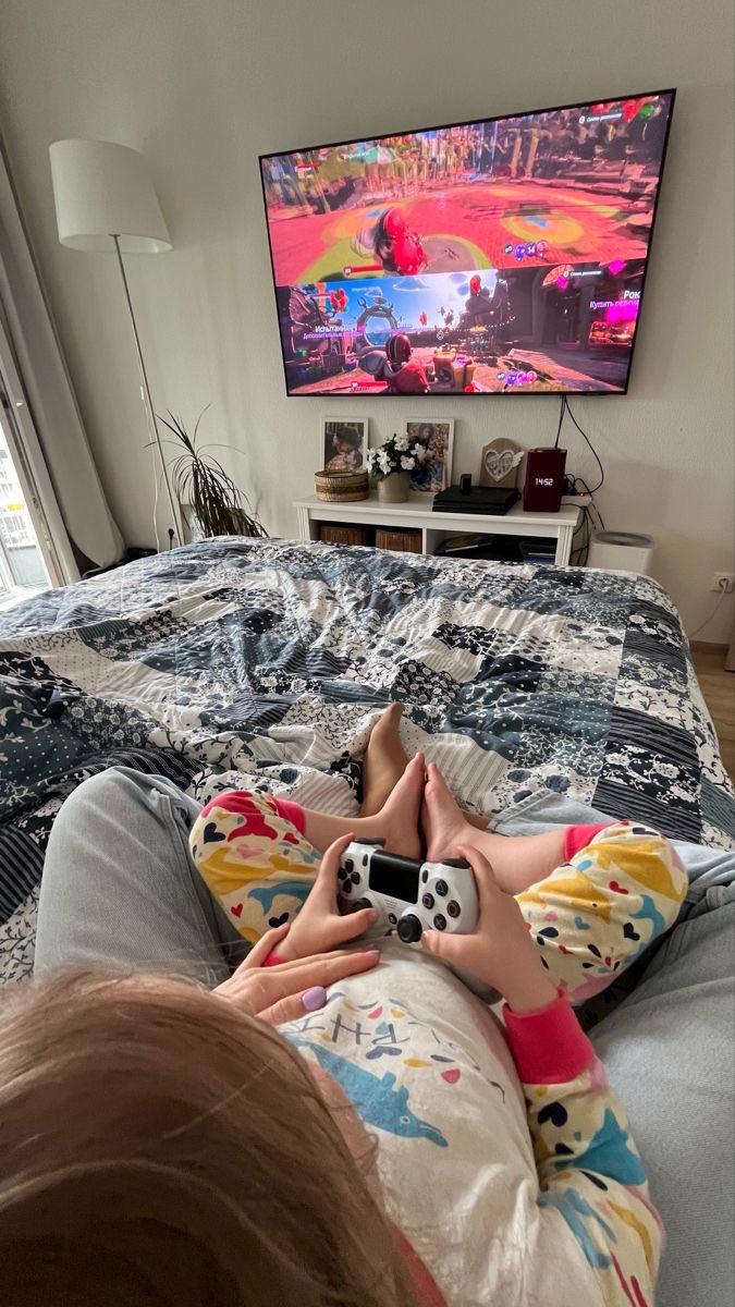 kaleycuoco99090's tweet photo. Awww ☺️ she’s having fun https://t.co/nEYwNITlde