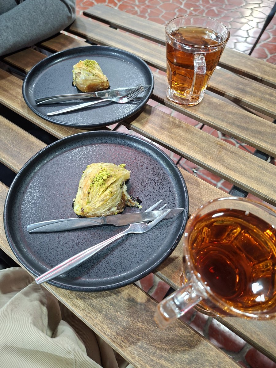 Shiiriinsa's tweet photo. ده سال پیش یه پسری رو فالو میکردم که یکشنبه های مادرانه رو همیشه با مامانش میرفتن بیرون...
الان حدودا یکساله با مامانم هر ماه حداقل یک بار روزای مادر دختری داریم و کافه رستوران های مختلف رو تست میکنیم🫠😍 https://t.co/cFi9Gk66dh