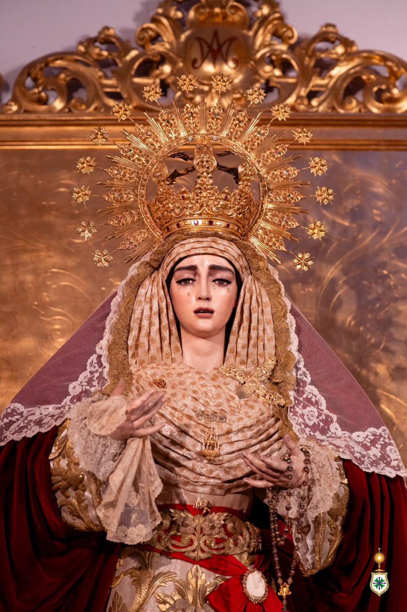 HdadSanGonzalo's tweet photo. ⚪️ CAMBIO DE VESTIMENTA | NUESTRA SEÑORA DE LA SALUD

⛪️ Tras la celebración del multitudinario y Solemne Rosario de la Aurora del pasado domingo, Nuestra Señora de la Salud regresa a su altar, donde ya podemos contemplarla nuevamente en la intimidad de nuestra Parroquia.

☑️ Para esta ocasión, la Virgen luce las mismas prendas con las que procesionó, a excepción del manto, que es de terciopelo rojo liso, confeccionado por las hermanas de nuestra Hermandad en 1992. Sobre él luce una antigua mantilla, adquirida en un anticuario y donada por la Juventud de San Gonzalo, dispuesta a modo de toca de sobremanto.

☑️ Vuelve a lucir la primitiva corona de salida, ahora de diario, que perteneció a la Hermandad de La Estrella, recién restaurada en Orfebrería Santos.

☑️ Completa su cambio el alfiler nominativo de «Salud», de plata sobredorada, y el puñal de diario, también de plata sobredorada, ambas piezas realizadas por Orfebrería Triana en la década de 1980.

☑️ Nuestra Señora porta asimismo un rosario de cuentas rojas y un antiguo pañuelo de singular particularidad por su forma redonda.

☑️ En su pecho luce también el Broche de la Fuente de la Salud, realizado en plata sobredorada con circonitas y aguamarinas por Fernando Marmolejo Hernández en 2015, como ofrenda del Cuerpo de Acólitos de nuestra Hermandad.

⛲️ Salud de los enfermos, ruega por nosotros.

📸 @GnzAlvarez