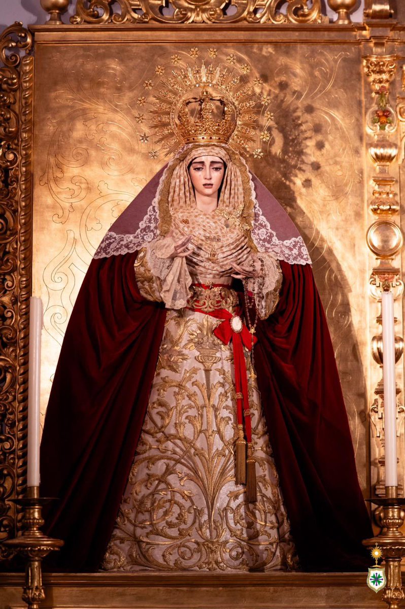 HdadSanGonzalo's tweet photo. ⚪️ CAMBIO DE VESTIMENTA | NUESTRA SEÑORA DE LA SALUD

⛪️ Tras la celebración del multitudinario y Solemne Rosario de la Aurora del pasado domingo, Nuestra Señora de la Salud regresa a su altar, donde ya podemos contemplarla nuevamente en la intimidad de nuestra Parroquia.

☑️ Para esta ocasión, la Virgen luce las mismas prendas con las que procesionó, a excepción del manto, que es de terciopelo rojo liso, confeccionado por las hermanas de nuestra Hermandad en 1992. Sobre él luce una antigua mantilla, adquirida en un anticuario y donada por la Juventud de San Gonzalo, dispuesta a modo de toca de sobremanto.

☑️ Vuelve a lucir la primitiva corona de salida, ahora de diario, que perteneció a la Hermandad de La Estrella, recién restaurada en Orfebrería Santos.

☑️ Completa su cambio el alfiler nominativo de «Salud», de plata sobredorada, y el puñal de diario, también de plata sobredorada, ambas piezas realizadas por Orfebrería Triana en la década de 1980.

☑️ Nuestra Señora porta asimismo un rosario de cuentas rojas y un antiguo pañuelo de singular particularidad por su forma redonda.

☑️ En su pecho luce también el Broche de la Fuente de la Salud, realizado en plata sobredorada con circonitas y aguamarinas por Fernando Marmolejo Hernández en 2015, como ofrenda del Cuerpo de Acólitos de nuestra Hermandad.

⛲️ Salud de los enfermos, ruega por nosotros.

📸 @GnzAlvarez