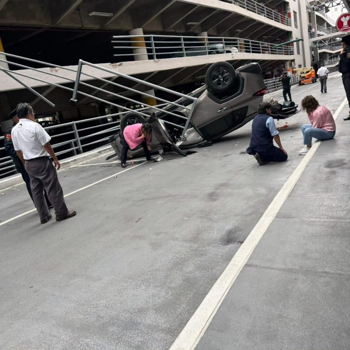 JCWilliams54's tweet photo. 🚨 Cae vehículo desde el estacionamiento de Galerías Coapa, en Calzada del Hueso y Canal de Miramontes, #Tlalpan. La conductora resultó lesionada y fue auxiliada por policías y paramédicos del #ERUM. Servicios de emergencia atendieron el percance. #CDMX https://t.co/PuMPsytCaC