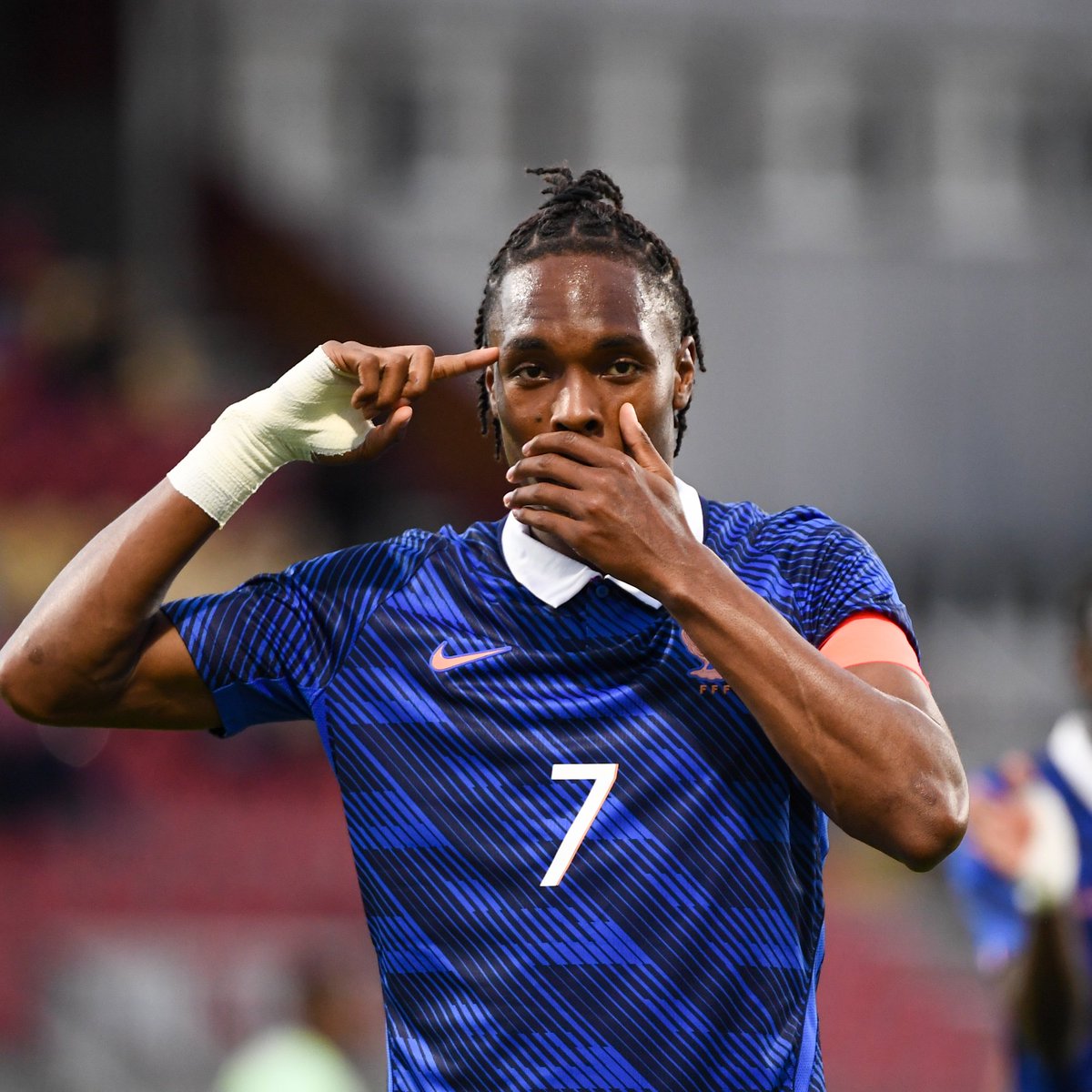 _BeFootball's tweet photo. 🚨🚨 PENDANT CE TEMPS-LÀ, LES ESPOIRS 🇫🇷 CARTONNENT LA SUISSE 6-1 ! 😳

Mathys Tel s'est offert un triplé. 🎩⚽️

(Il rste encore petit quart d'heure à jouer) https://t.co/VgQjvjkcNU