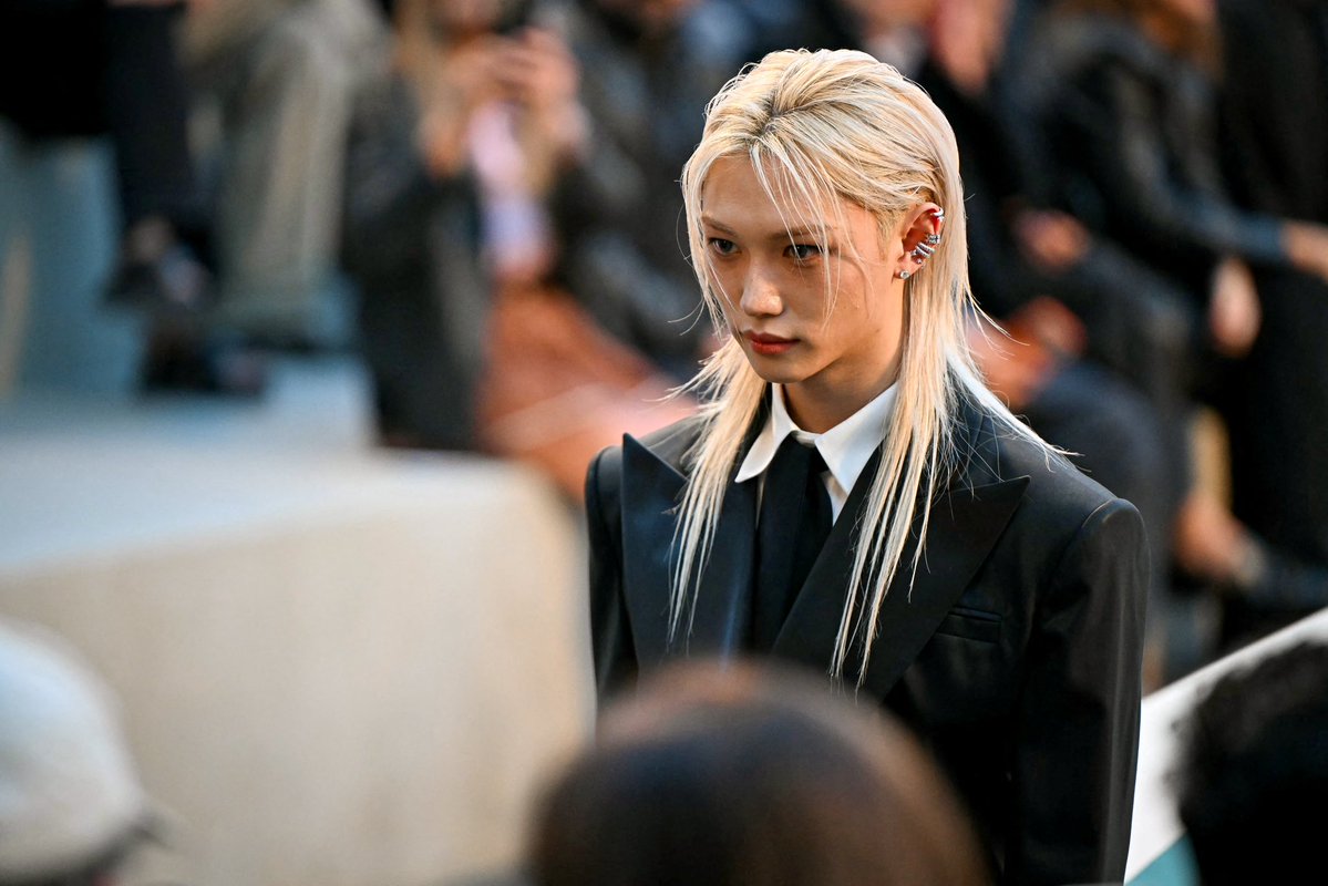 MTVUK's tweet photo. Felix looking otherworldly at the Louis Vuitton show for Paris Fashion Week 🤯 #FELIXxLVSS27 https://t.co/QLDwzCuULy