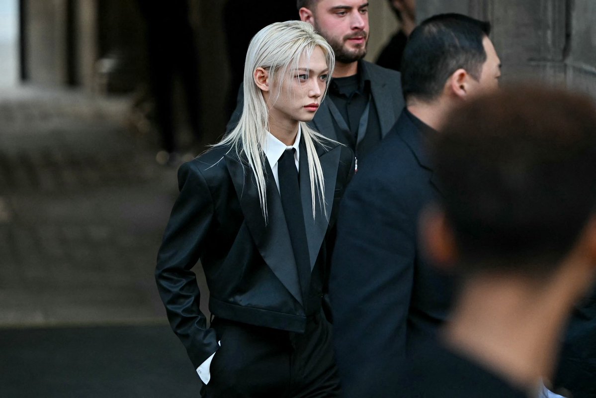 MTVUK's tweet photo. Felix looking otherworldly at the Louis Vuitton show for Paris Fashion Week 🤯 #FELIXxLVSS27 https://t.co/QLDwzCuULy