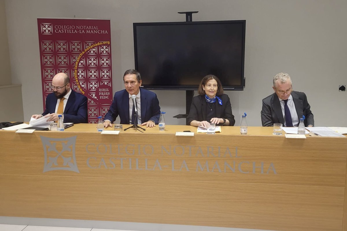 Notarios_ES's tweet photo. 📘 La presidenta de @Notarios_ES, @CPBarrioDelOlmo, ha asistido hoy a la presentación del libro ‘Comparecen los olvidados’, del notario Plácido Barrios, en la sede de Toledo del @CNotarialCLM

El decano del colegio autonómico, Luis Mayorga, y el profesor de la @uclm_es, Francisco Javier Díaz Majano, también han acompañado al autor de la obra en el acto

📜 El encuentro ha servido para reflexionar sobre el valor de los protocolos notariales como fuente de conocimiento histórico y sobre el papel del notario como testigo de la realidad y de las historias personales de los ciudadanos, generación tras generación