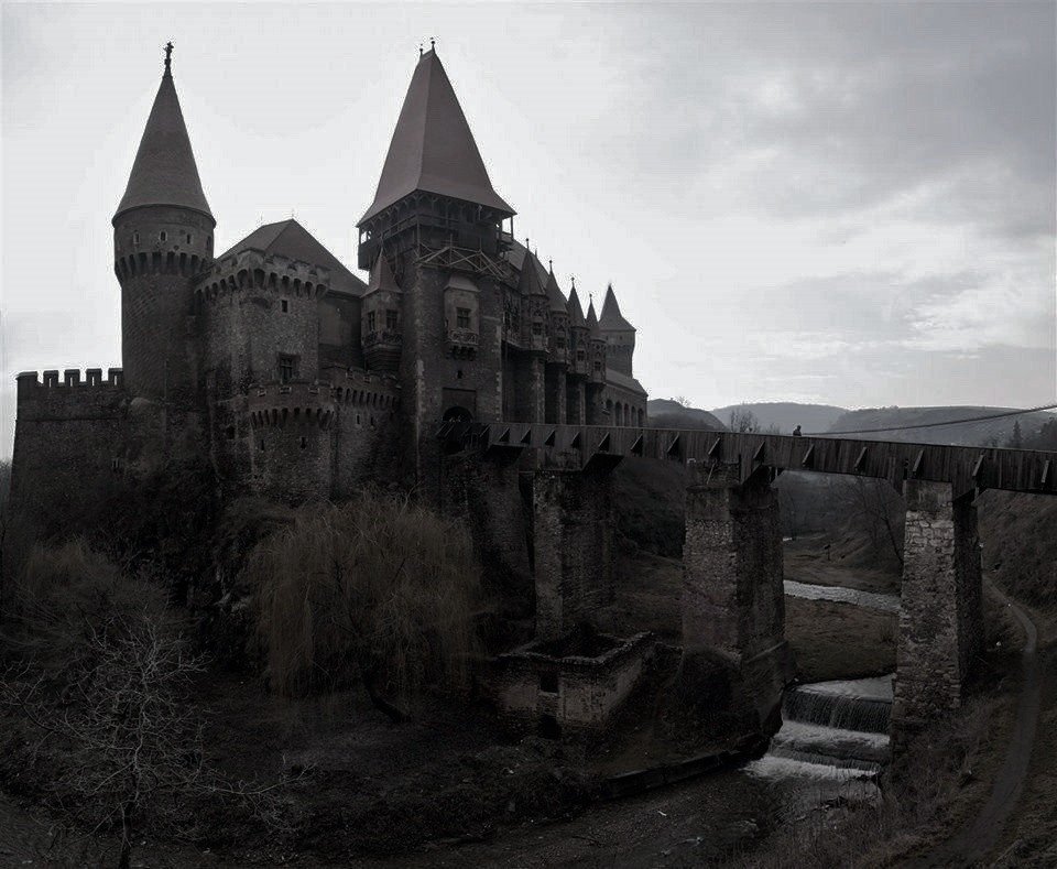 vampren_'s tweet photo. in my soul i live in a beautiful castle in romania. far away from here. https://t.co/Nq7Kdq4WHN