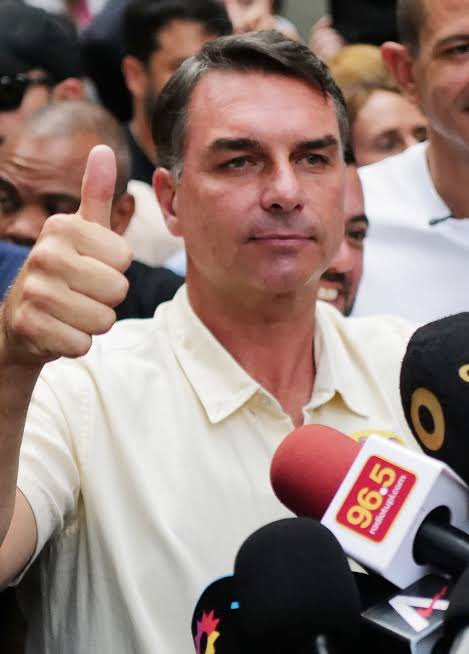 Natanfortemonte's tweet photo. Brasil 🇧🇷: Flávio Bolsonaro confirma presença em debates contra Lula no segundo turno das eleições presidenciais. https://t.co/RfZh08tjcC