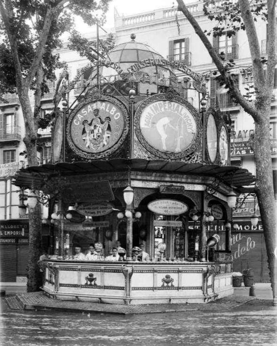 historiesdebcn's tweet photo. A principis d'octubre de 1951, ara fa 75 anys, l'Ajuntament de Barcelona va enderrocar l'emblemàtic quiosc Canaletes.

Estava situat al capdamunt de la Rambla, al costat de la font de Canaletes. https://t.co/wkBXbtvOPS