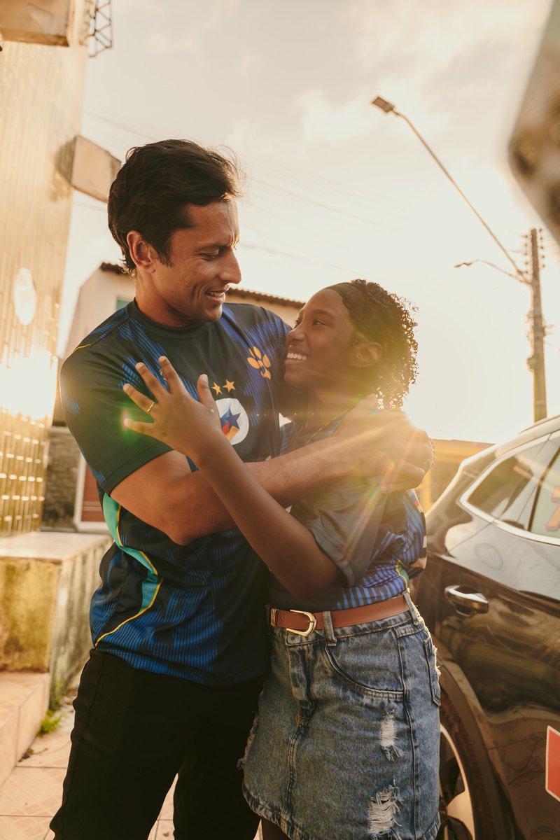 caos1nfinito's tweet photo. Sou grato ao @Duartejr__ por ter confiado no meu olhar para registrar sua campanha. Foram 50 dias intensos, de luta, beleza e muita alegria. E talvez uma das coisas mais bonitas que vivi foi testemunhar o que acontecia quando ele chegava às ruas: as pessoas se aproximavam, sorriam, abraçavam, se emocionavam. Era impossível não perceber o quanto o povo queria que fosse ele.