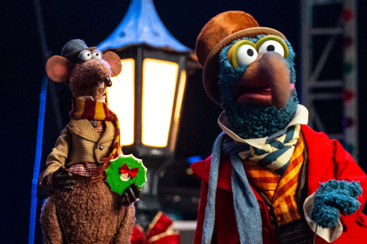 TheHorizoneer's tweet photo. CHARLES DICKENS AND RIZZO THE RAT AS RIZZO THE RAT RETURNING IN THE ROCK 'N' ROLLER COASTER OVERLAY IS HUGE https://t.co/NuVyKaI1lU