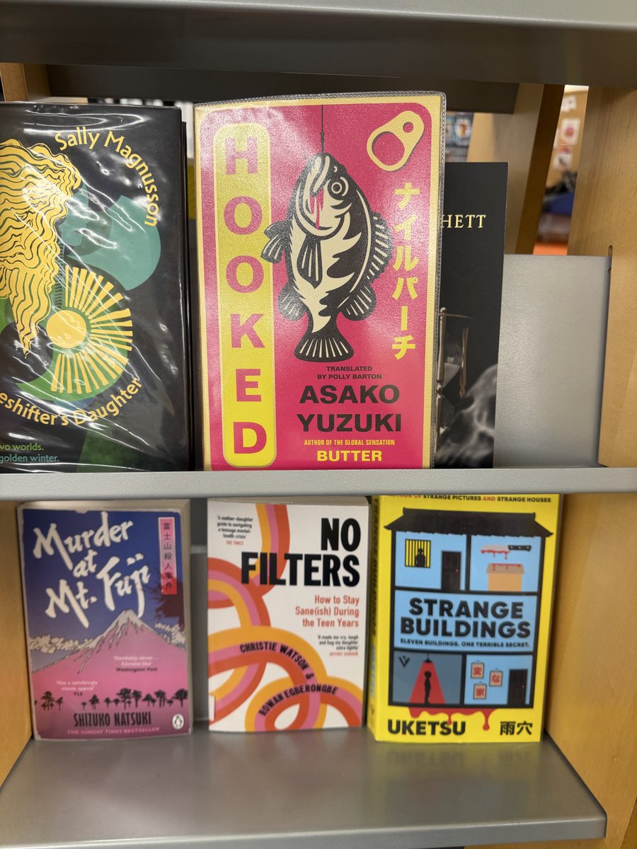 Midori_Video_PR's tweet photo. ついに！
イギリスの
フツーの地方都市の、公立図書館に

このラインナップがっ！

日本の作家、ブームではなく
確実に定着してきてます！ https://t.co/O4dDIWoll5