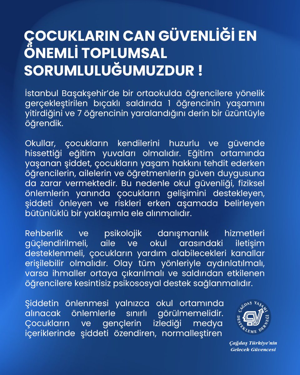 CagdasYasamDD's tweet photo. ÇOCUKLARIN CAN GÜVENLİĞİ EN ÖNEMLİ TOPLUMSAL SORUMLULUĞUMUZDUR !

İstanbul Başakşehir’de bir ortaokulda öğrencilere yönelik gerçekleştirilen bıçaklı saldırıda 1 öğrencinin yaşamını yitirdiğini ve 7 öğrencinin yaralandığını derin bir üzüntüyle öğrendik.

Okullar, çocukların kendilerini huzurlu ve güvende hissettiği eğitim yuvaları olmalıdır. Eğitim ortamında yaşanan şiddet, çocukların yaşam hakkını tehdit ederken öğrencilerin, ailelerin ve öğretmenlerin güven duygusuna da zarar vermektedir. Bu nedenle okul güvenliği, fiziksel önlemlerin yanında çocukların gelişimini destekleyen, şiddeti önleyen ve riskleri erken aşamada belirleyen bütünlüklü bir yaklaşımla ele alınmalıdır.

Rehberlik ve psikolojik danışmanlık hizmetleri güçlendirilmeli, aile ve okul arasındaki iletişim desteklenmeli, çocukların yardım alabilecekleri kanallar erişilebilir olmalıdır. Olay tüm yönleriyle aydınlatılmalı, varsa ihmaller ortaya çıkarılmalı ve saldırıdan etkilenen öğrencilere kesintisiz psikososyal destek sağlanmalıdır.

Şiddetin önlenmesi yalnızca okul ortamında alınacak önlemlerle sınırlı görülmemelidir. Çocukların ve gençlerin izlediği medya içeriklerinde şiddeti özendiren, normalleştiren veya sıradanlaştıran yayınlardan kaçınılması; televizyon, dijital platformlar ve diğer yayın kuruluşlarının çocukların üstün yararını gözeten sorumlu bir yayıncılık anlayışı benimsemesi gerekmektedir. Yayın kuruluşları, şiddet içeren olayları aktarırken özendirici, sansasyonel ve travmayı derinleştirici bir dil kullanmaktan kaçınmalı; çocukların gelişimsel özelliklerini ve toplumsal etkileri gözetmelidir.

Başta Radyo ve Televizyon Üst Kurulu olmak üzere ilgili kamu kurumları da çocukları şiddet içeriklerinden korumaya yönelik denetim, gözetim ve düzenleme görevlerini etkin biçimde yerine getirmelidir. Medyada ve dijital mecralarda çocukların karşılaştığı zararlı içeriklerin önlenmesi, yalnızca ailelerin değil, yayıncıların ve kamunun da ortak sorumluluğudur.

Çağdaş Yaşamı Destekleme Derneği olarak, çocukların üstün yararını temel alan bilimsel ve önleyici politikaların tüm eğitim kurumlarında ve çocukların yaşamını etkileyen tüm kamusal alanlarda uygulanmasını istiyoruz. Çocukların okula güvenle gitmesi, güvenli bir sosyal ve medya ortamında gelişmesi ve evlerine sağlıklı dönmesi, ertelenemeyecek bir kamusal sorumluluktur.

Yaşamını yitiren öğrenciye rahmet, ailesine ve yakınlarına başsağlığı; yaralı öğrencilere ise acil şifalar diliyoruz. Saldırıdan etkilenen vatandaşlarımıza ve ulusumuza geçmiş olsun dileklerimizi iletiyoruz.