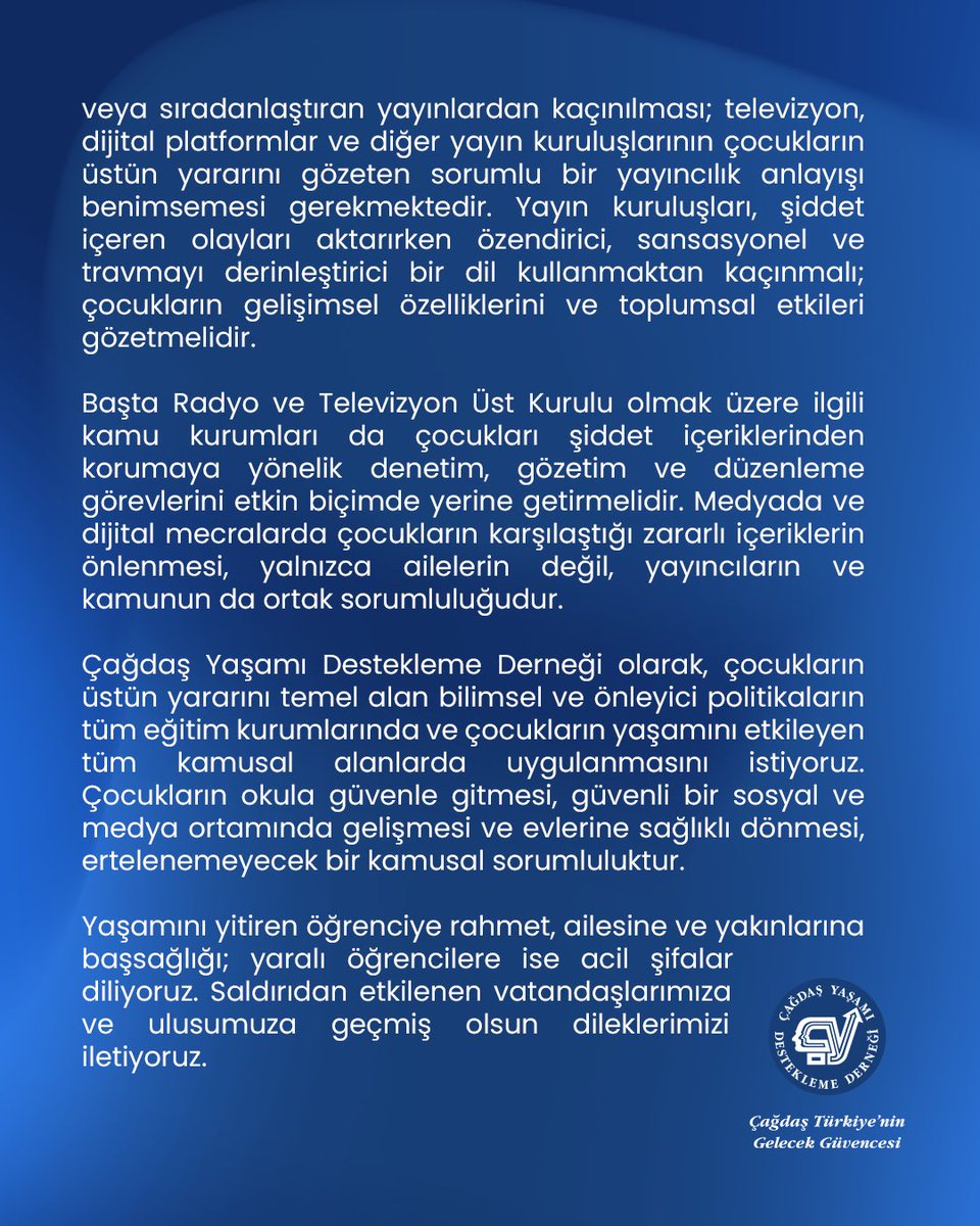 CagdasYasamDD's tweet photo. ÇOCUKLARIN CAN GÜVENLİĞİ EN ÖNEMLİ TOPLUMSAL SORUMLULUĞUMUZDUR !

İstanbul Başakşehir’de bir ortaokulda öğrencilere yönelik gerçekleştirilen bıçaklı saldırıda 1 öğrencinin yaşamını yitirdiğini ve 7 öğrencinin yaralandığını derin bir üzüntüyle öğrendik.

Okullar, çocukların kendilerini huzurlu ve güvende hissettiği eğitim yuvaları olmalıdır. Eğitim ortamında yaşanan şiddet, çocukların yaşam hakkını tehdit ederken öğrencilerin, ailelerin ve öğretmenlerin güven duygusuna da zarar vermektedir. Bu nedenle okul güvenliği, fiziksel önlemlerin yanında çocukların gelişimini destekleyen, şiddeti önleyen ve riskleri erken aşamada belirleyen bütünlüklü bir yaklaşımla ele alınmalıdır.

Rehberlik ve psikolojik danışmanlık hizmetleri güçlendirilmeli, aile ve okul arasındaki iletişim desteklenmeli, çocukların yardım alabilecekleri kanallar erişilebilir olmalıdır. Olay tüm yönleriyle aydınlatılmalı, varsa ihmaller ortaya çıkarılmalı ve saldırıdan etkilenen öğrencilere kesintisiz psikososyal destek sağlanmalıdır.

Şiddetin önlenmesi yalnızca okul ortamında alınacak önlemlerle sınırlı görülmemelidir. Çocukların ve gençlerin izlediği medya içeriklerinde şiddeti özendiren, normalleştiren veya sıradanlaştıran yayınlardan kaçınılması; televizyon, dijital platformlar ve diğer yayın kuruluşlarının çocukların üstün yararını gözeten sorumlu bir yayıncılık anlayışı benimsemesi gerekmektedir. Yayın kuruluşları, şiddet içeren olayları aktarırken özendirici, sansasyonel ve travmayı derinleştirici bir dil kullanmaktan kaçınmalı; çocukların gelişimsel özelliklerini ve toplumsal etkileri gözetmelidir.

Başta Radyo ve Televizyon Üst Kurulu olmak üzere ilgili kamu kurumları da çocukları şiddet içeriklerinden korumaya yönelik denetim, gözetim ve düzenleme görevlerini etkin biçimde yerine getirmelidir. Medyada ve dijital mecralarda çocukların karşılaştığı zararlı içeriklerin önlenmesi, yalnızca ailelerin değil, yayıncıların ve kamunun da ortak sorumluluğudur.

Çağdaş Yaşamı Destekleme Derneği olarak, çocukların üstün yararını temel alan bilimsel ve önleyici politikaların tüm eğitim kurumlarında ve çocukların yaşamını etkileyen tüm kamusal alanlarda uygulanmasını istiyoruz. Çocukların okula güvenle gitmesi, güvenli bir sosyal ve medya ortamında gelişmesi ve evlerine sağlıklı dönmesi, ertelenemeyecek bir kamusal sorumluluktur.

Yaşamını yitiren öğrenciye rahmet, ailesine ve yakınlarına başsağlığı; yaralı öğrencilere ise acil şifalar diliyoruz. Saldırıdan etkilenen vatandaşlarımıza ve ulusumuza geçmiş olsun dileklerimizi iletiyoruz.