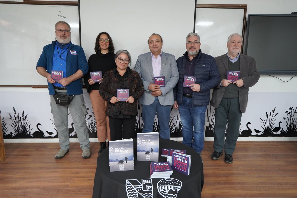 MilenioBASE's tweet photo. Valdivia📍📚 En la @faceauach se presentó la "Hoja de Ruta 2025-2030" @nodoantartico y el libro "Antártica en Cifras: Laboratorios Naturales" @inach_gob 👏Con presentaciones de nuestros @MilenioBASE @PostCienciaUACh @cienciasuach Dr. Kurt Paschke y Dra. Andrea Piñones https://t.co/4ErZro0zD0